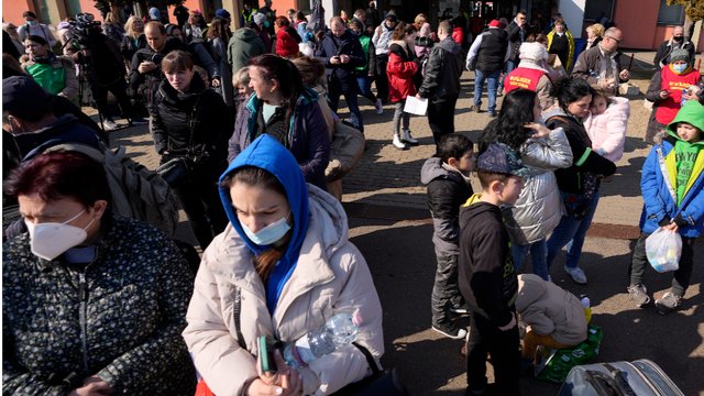 BillFrelick's tweet photo. US law defines refugees as those fearing persecution, not fleeing war. Pres Biden’s announcement to resettle 100k Ukrainian refugees is commendable, but highlights need for urgent revision of US refugee law to ensure they actually qualify as refugees. @hrw https://t.co/7Y6yL3qSfM https://t.co/kJcFgHSOsv