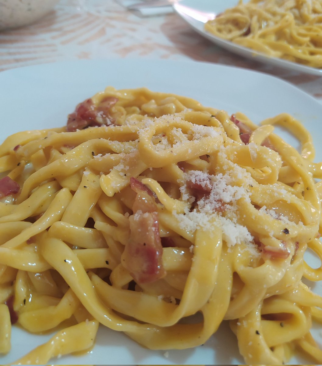 laumarezz's tweet photo. La carbonara con trufa q ha hecho Alicia pa comer un beso https://t.co/OYFyW46Muj
