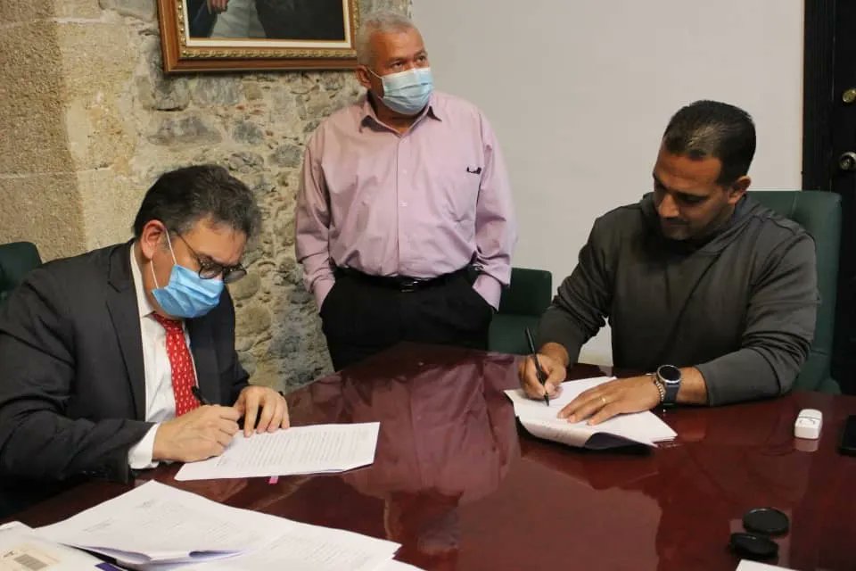 Jateranoficial's tweet photo. Seguimos en nuestro martes económico, esta vez avanzamos en la firma del convenio con el Grupo Texeira Duarte luego del traspaso de todas las acciones para encargarnos desde la Gobernación del impulso de Canteras Naiguatá ¡Que viva La Guaira! #VolvemosAlAula @NicolasMaduro https://t.co/h6cNAFdSIm