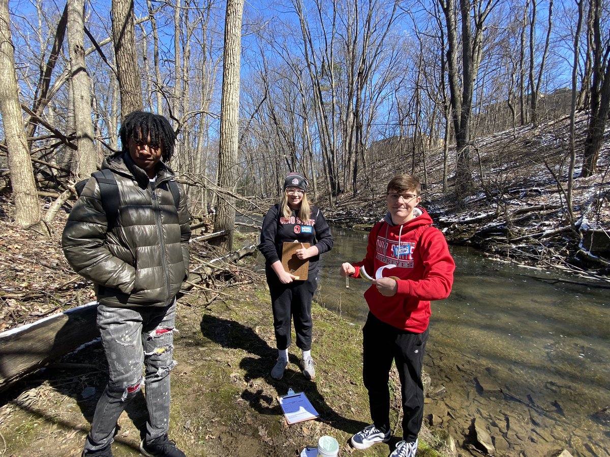 What a perfect day to get some field work in #APEnvironmentalScience here are some future environmental engineers @H2Ohio #infrastructurebill @BereaCSD @BMHSTitans