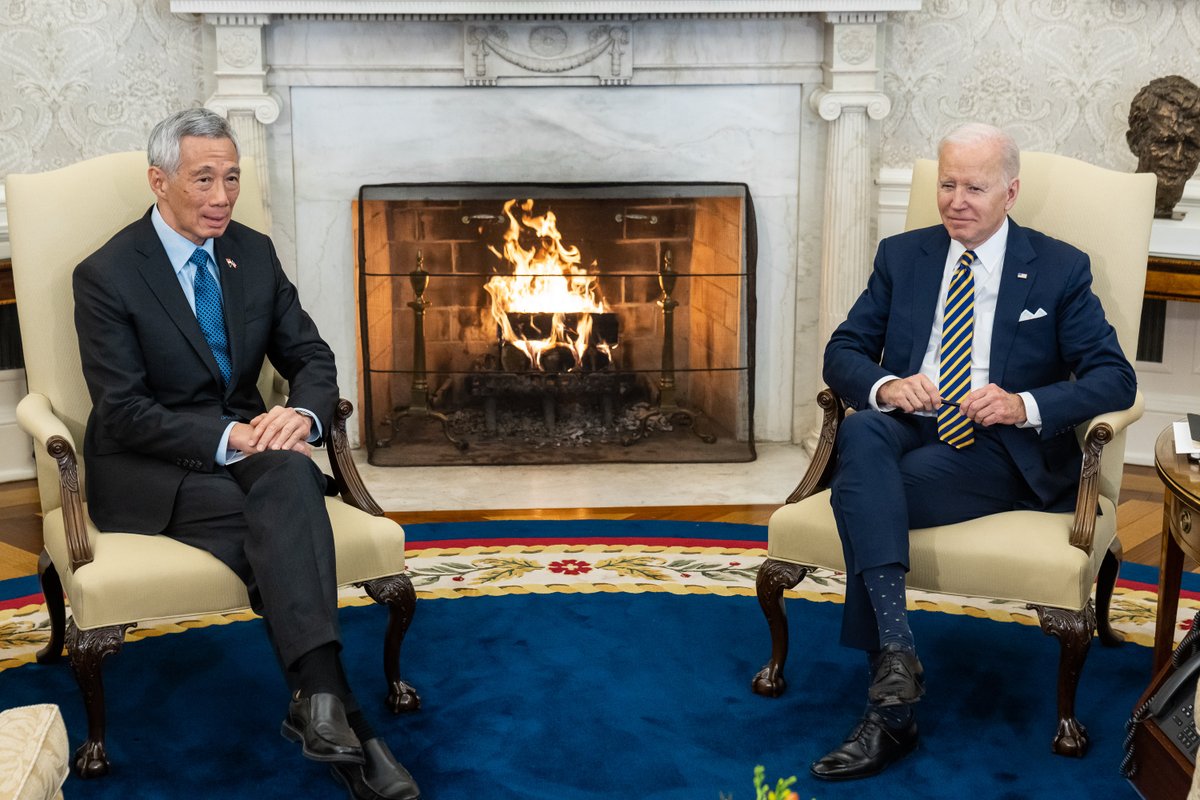 POTUS46Archive's tweet photo. It was an honor to host Prime Minister Lee Hsien Loong of Singapore at the White House today. We are deepening the ties between our nations at a critical time in history. https://t.co/vLKfRF4sti