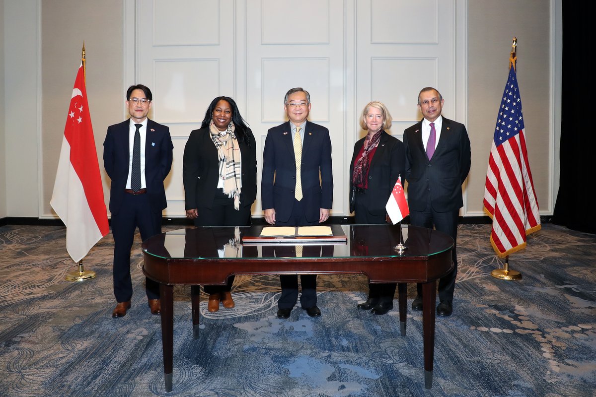 NASAArtemis's tweet photo. Singapore is the 18th country to sign the Artemis Accords.
 
By signing the #Artemis Accords, Singapore demonstrates its commitment to the peaceful and responsible exploration of space. 🇸🇬  https://t.co/5s61f2N69a https://t.co/Gs8NOFHANR