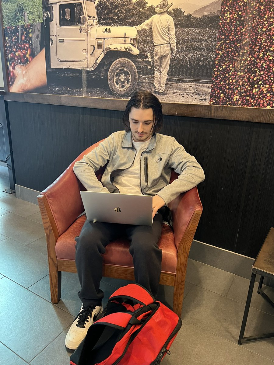 paytonchreene's tweet photo. Best hangout spot on campus @MJ020703 #smmwku #starbucks #wkuhangout https://t.co/wr8dGwEyMT