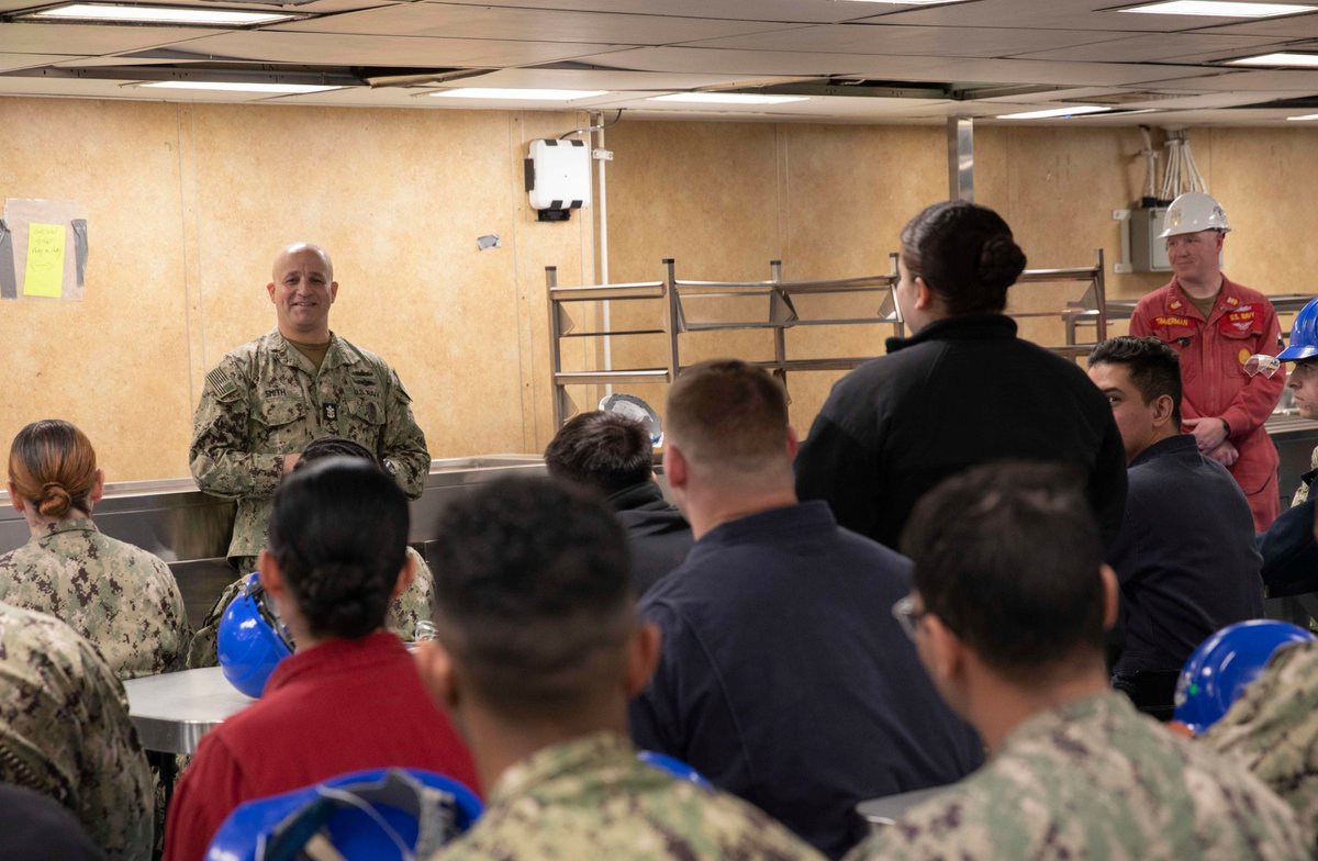 USNavy's tweet photo. #NavyLeadership in action ⚓ 🇺🇸 

@NavyMCPON Russell Smith holds a meet and greet aboard #USSWasp (LHD 1), March 23. 

MCPON Smith visited Norfolk to engage with Sailors to discuss their concerns, quality of life issues, and champion @USNavyCNO's ‘#GetRealGetBetter initiative’. https://t.co/7SdxIVQqqu