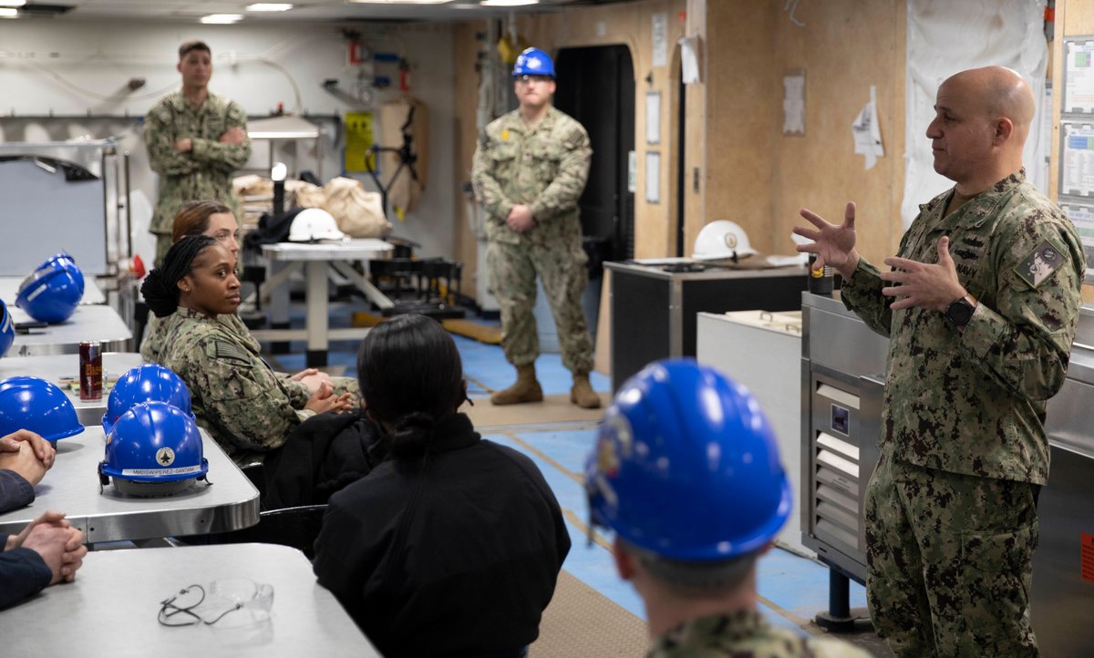 USNavy's tweet photo. #NavyLeadership in action ⚓ 🇺🇸 

@NavyMCPON Russell Smith holds a meet and greet aboard #USSWasp (LHD 1), March 23. 

MCPON Smith visited Norfolk to engage with Sailors to discuss their concerns, quality of life issues, and champion @USNavyCNO's ‘#GetRealGetBetter initiative’. https://t.co/7SdxIVQqqu