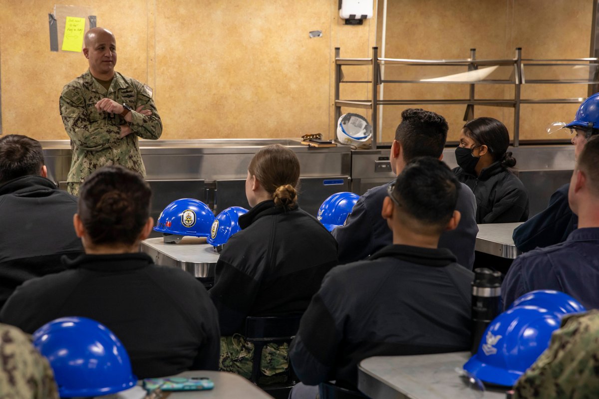 USNavy's tweet photo. #NavyLeadership in action ⚓ 🇺🇸 

@NavyMCPON Russell Smith holds a meet and greet aboard #USSWasp (LHD 1), March 23. 

MCPON Smith visited Norfolk to engage with Sailors to discuss their concerns, quality of life issues, and champion @USNavyCNO's ‘#GetRealGetBetter initiative’. https://t.co/7SdxIVQqqu