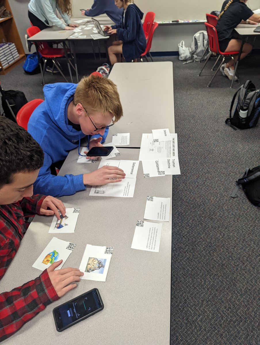 Brought back a FAVORITE activity today to introduce the cold war. QR Code Vocab! Great conversations and 100% participation! Win WIN 🏆 Resources>> bit.ly/3wRan07 Blog Post>> bit.ly/3DouTGU 
#ksedchat #sschat #tlap #breakoutedu #crazyPLN