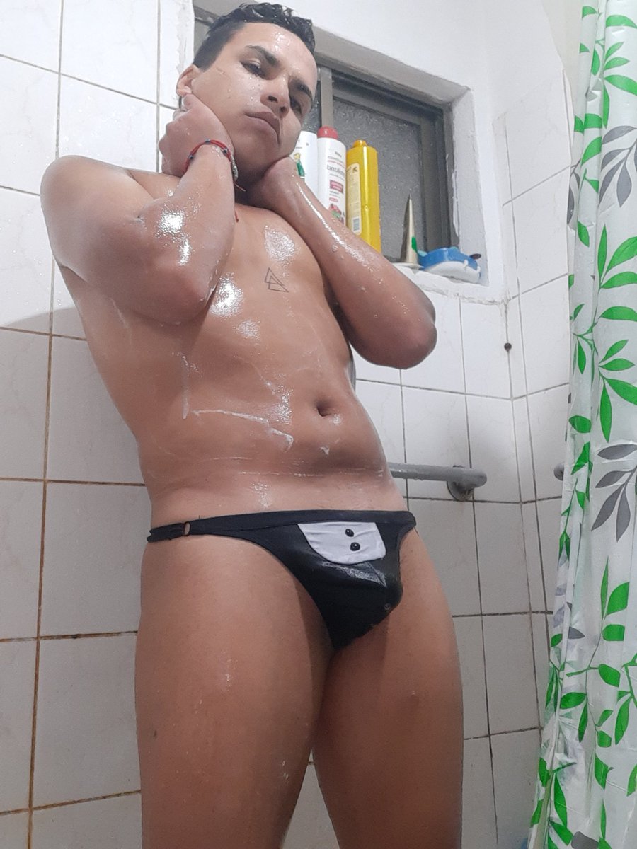 Gabozamb's tweet photo. Quien se ducha conmigo? Y disfrutemos de una buena ducha y un rico sexo sigueme en Instagram @gabo9634 https://t.co/zEPAvqurA9