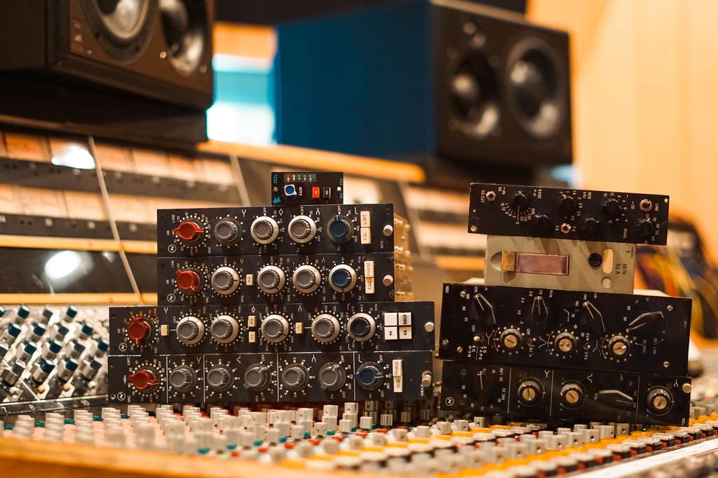 pachydermstudio's tweet photo. Our mic preamp collection includes equipment from every era. The wide collection includes API, Neve, Helios and Telefunken mic pre devices. Altogether, we have over 60 channels of high-end, vintage and modern mic preamps. #pachyderm #gearporn #vintagegear #studioequipment https://t.co/wX4HOR5FYc