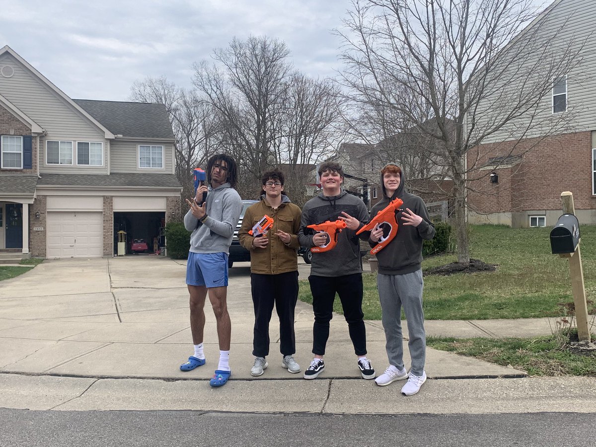 10 minutes till you gotta be at school. Where yuh at bub? 🍗♿️