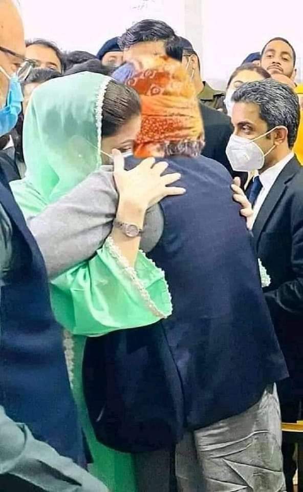 SahibzadaTareen's tweet image. اسلام میں اپنے اپ کو مولوی کہنے والے ایک عورت سے اس طرح گلے لگانا حلال ہیں.?????
#Disal
#Maryamlovers