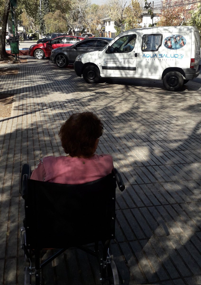 Mira <a href="/EmiliaRiosS/">Emilia Ríos Saavedra</a> <a href="/MuniNunoa/">Municipalidad de Ñuñoa</a> 👇 el estacionamiento pza Ñuñoa sur a full y gratuito (15:45 hrs) y yo tratando de pasar con una paciente 😓