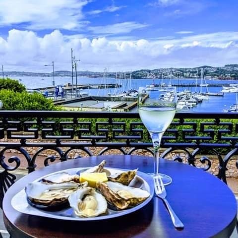 torbaytaxis's tweet photo. Enjoy British culture and check out @No7FishBistro located in Torquay๐
Perfect for summer, just look at this view ๐
#Torquay #Uk #FishBar https://t.co/hLsfD8Ceum