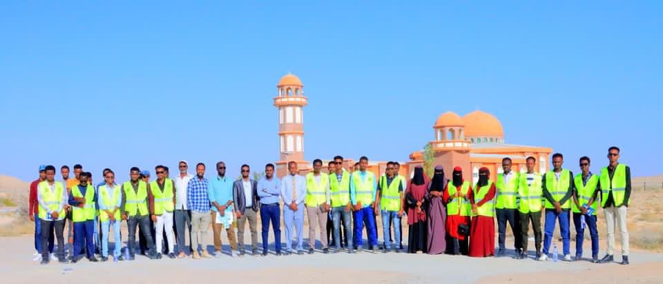 Ardayda kulliyadda Sayniska, qaybta Geology-ga Jaamacadda Ummadda, faraca Puntland oo safar cilmiyeed ku tegay wershadaha iyo laabka mashruuca waddada Ceeldaahir - Ceergaabo.