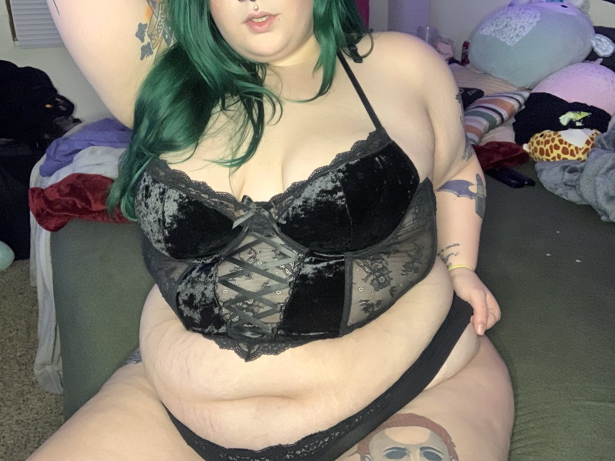 whorrorable's tweet photo. Come grab my hips https://t.co/YLf2KPnBki