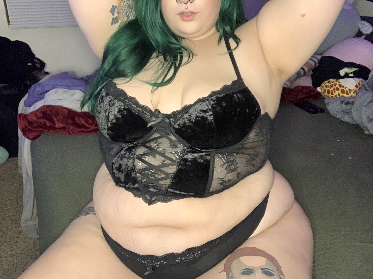 whorrorable's tweet photo. Come grab my hips https://t.co/YLf2KPnBki