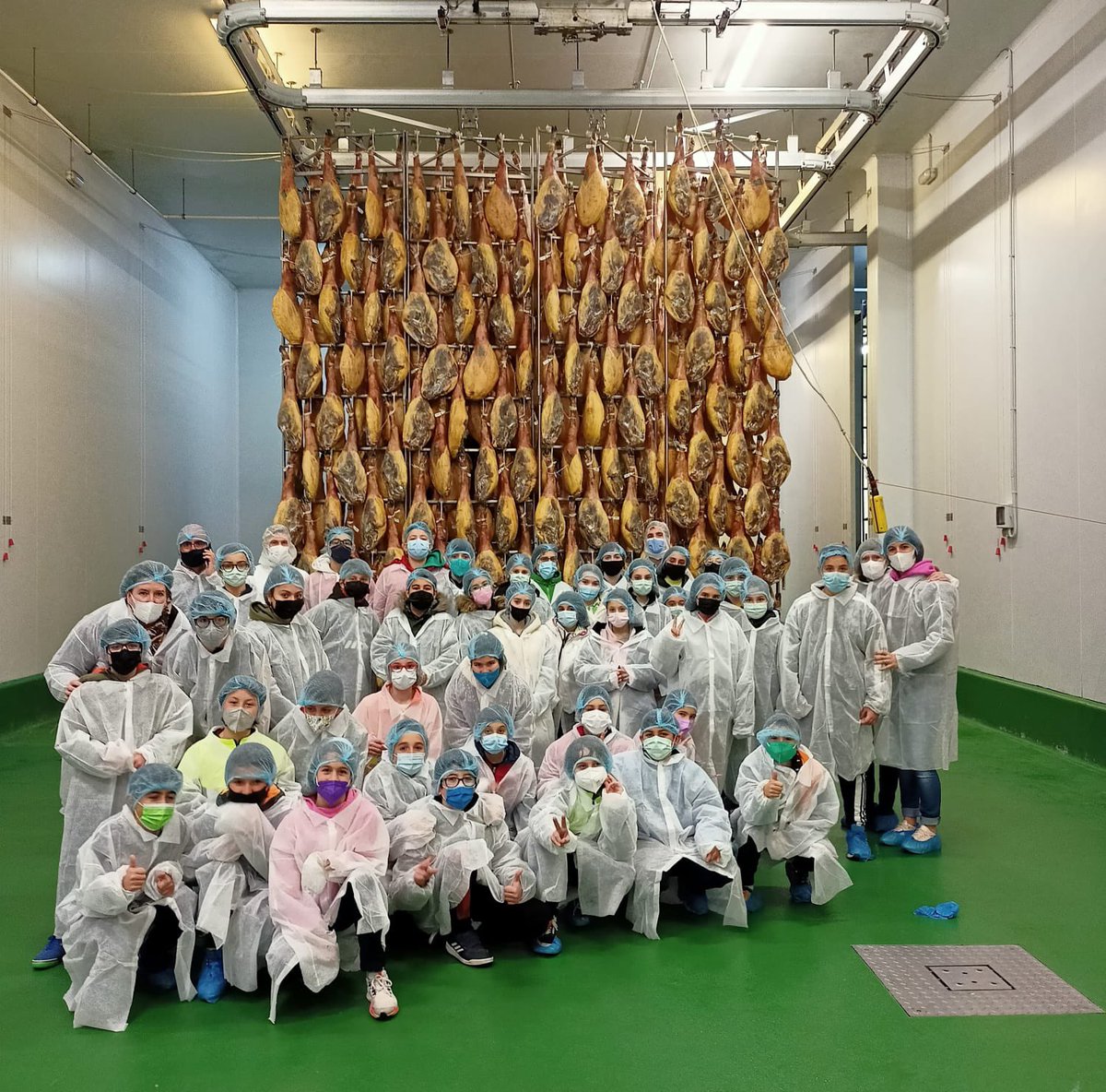 ceiplaladera's tweet photo. Además de abrirnos sus puertas y enseñarnos cómo trabajan,  @iglesiasSA ha regalado a cada alumno participante en la visita de @EFCyL #empresafamiliarenlasaulas una caja de degustación de sus productos. Gracias @Pacoiglesiasgil https://t.co/HsGJRoftO6