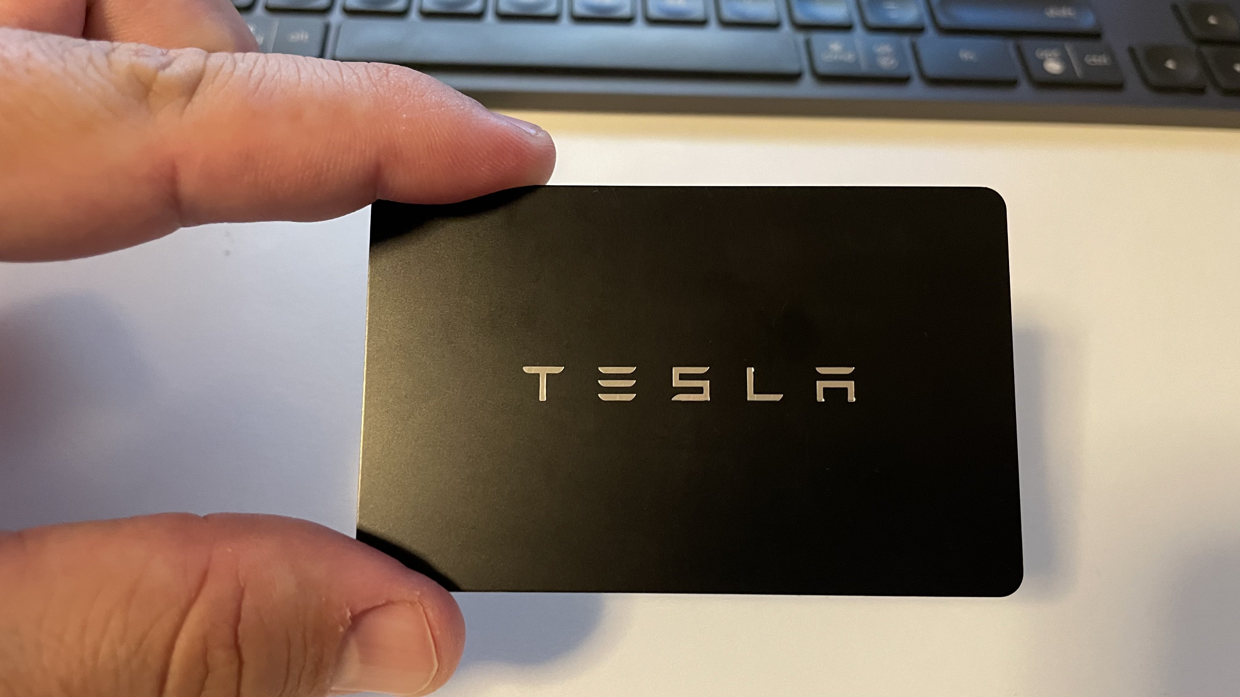 Viviendo en Suiza 🇨🇭 Twitter: "Los Teslas no usan llaves convencionales. La es una tarjeta con chip. La asocias celular y el teléfono se convierte en tu llave