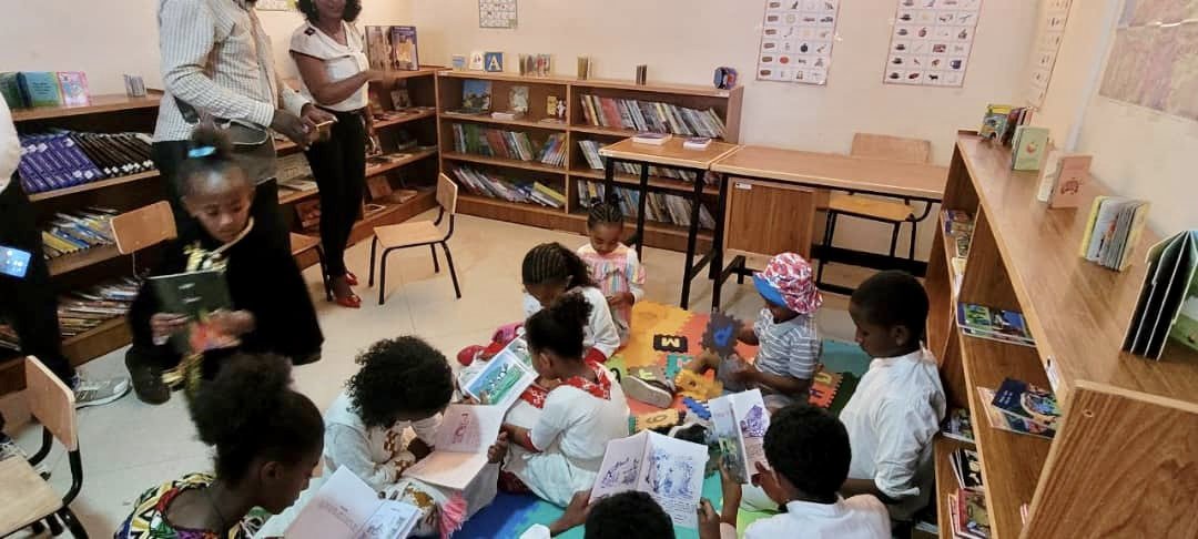 EthiopiaReads's tweet photo. On Sunday we opened the doors to a BIG brand new Children's Library 📚 at the large compound of Gotera Condominium serving over 2000 young children (U12) living there!!! Thanks to DGSE and @samraraya !!! @WBG_Education @HoheAwards @BerhanuNegaB #ThoseWhoReadBloom #AddisAbaba https://t.co/03mDRtDisy