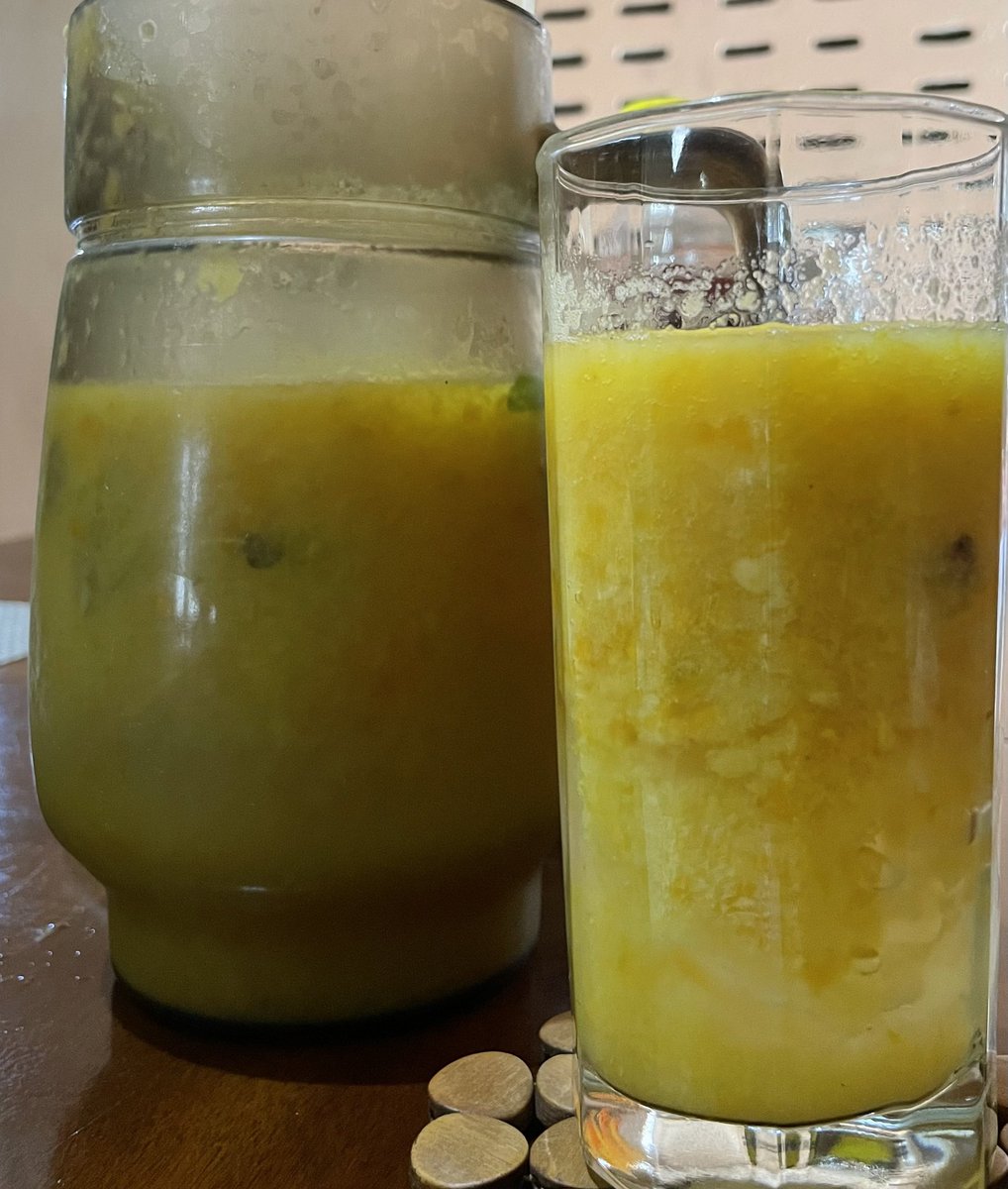 Cuando tu 👵🏻 te sorprende con el refresco de ensalada, pero la fruta va licuada, porque sus 🤲🏻 no tienen la fuerza de antes para estar picando. Entonces, se te corre una lágrima y le pedís otra vez a Dios que te le preste muchas décadas más. El 😇 de la guarda existe, es tu mamá.