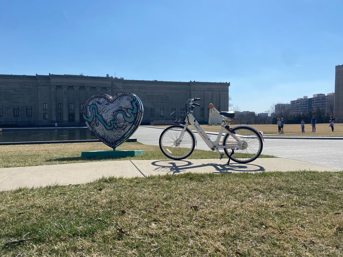 RideKCBike's tweet photo. We are L๐งกVING all the photos of the #paradeofheartskc! We always say that traveling by "human speed" is the best way to see a city. Tag us in your RideKCBike +#paradeofhearts photos so we can share what you're seeing!
#ridekcbike #kcbikes #bikeskc https://t.co/2HUw5myqGo