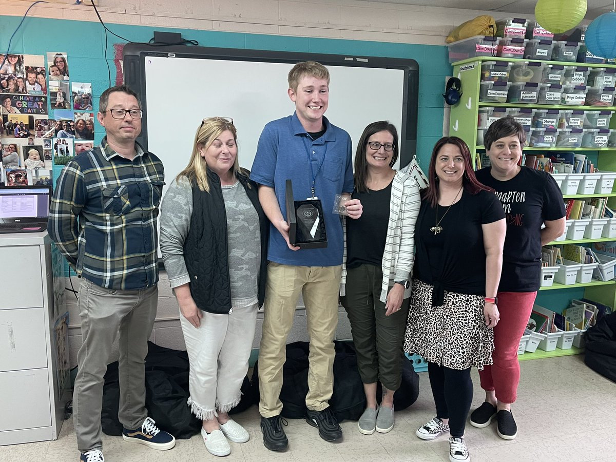 educate_bain's tweet image. Amazing to watch former student &amp;amp; current volunteer win a Masterpiece Award! @CarsonKeisker is a SR at Fox High who volunteer coached a 4th grade basketball team &amp;amp; volunteers in a classroom at Meramec.Every child looks up to him as a mentor.What an amazing example of #MeramecMade