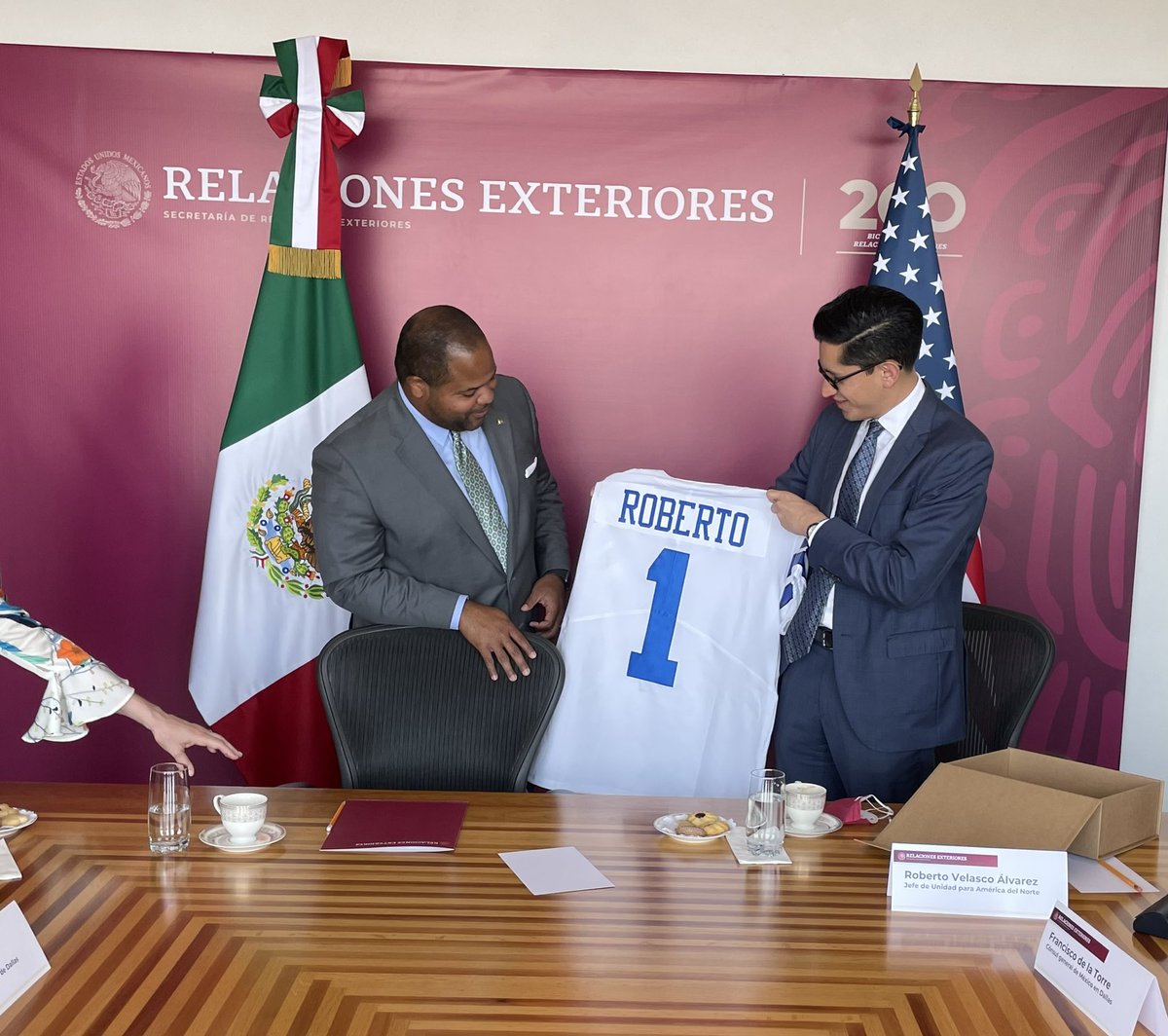Johnson4Dallas's tweet photo. The City of Dallas and our people have deep ties with Mexico. But we are visiting today in large part because of @r_velascoa’s hospitality. We are thankful for his invitation to Mexico City as we reintroduce our city to the world after two difficult years. Dallas is back! https://t.co/IFAEYOCAbT