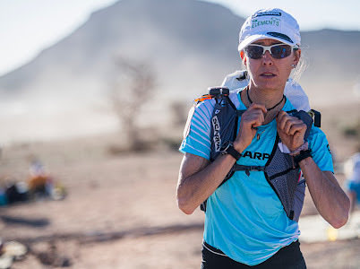 Anna Comet, líder indiscutible de la categoría femenina del ⁦⁦@marathonsables⁩ 2022 tras ganar la tercera etapa ⁦⁦@Cometi⁩ Tercera victoria consecutiva para #AnnaComet en categoría femenina