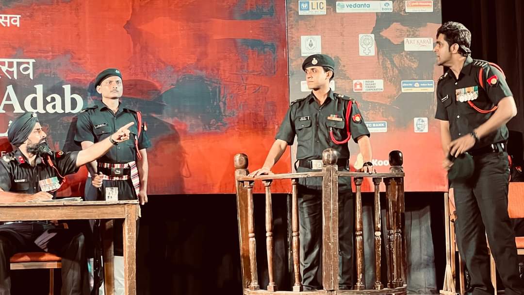 ArvindGaur's tweet photo. अस्मिता थियेटर ने @jashneadab साहित्योत्सव मे स्वदेश दीपक लिखित कोर्ट-मार्शल नाटक किया। आडिटोरियम की तमाम सीटें भरी थी। सौ से भी ज़्यादा दर्शकों को हाथ जोड़ कर वापस भेजना पड़ा। 
उत्साहवर्धन के लिए दिल्ली के रंग-प्रेमियों और @KunwarRanjeet3 का धन्यवाद। 
#WorldTheatreDay #Theatre https://t.co/2FRSrphHnE