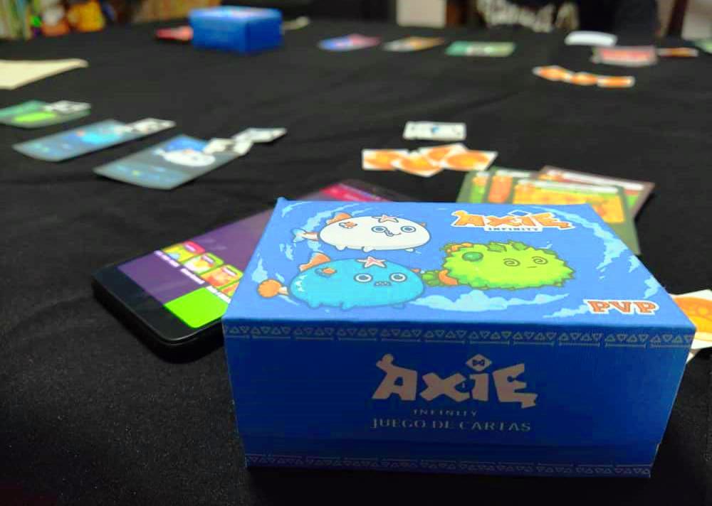 AxieJuegoCartas's tweet photo. @AlmaMater_Rev @SkyMavisHQ @PETABYTE2021 @AxieInfinity @la_pocahontass @Jorgi_9999 @AxieLima @LT_icgraphyc @Saitamaking5 @WalterBaluja @asielcg @jrlmj @jpmm_21 Actualmente nos encontramos en la fase de actualización de todas las cartas a la versión #Origin . La idea es que los jugadores dueños de axies puedan tener en sus manos, los axies y sus cartas, versión no digital a modo de colección, o para practicar/enseñar a otros el juego. 🧵 https://t.co/XlIbwOSQm7