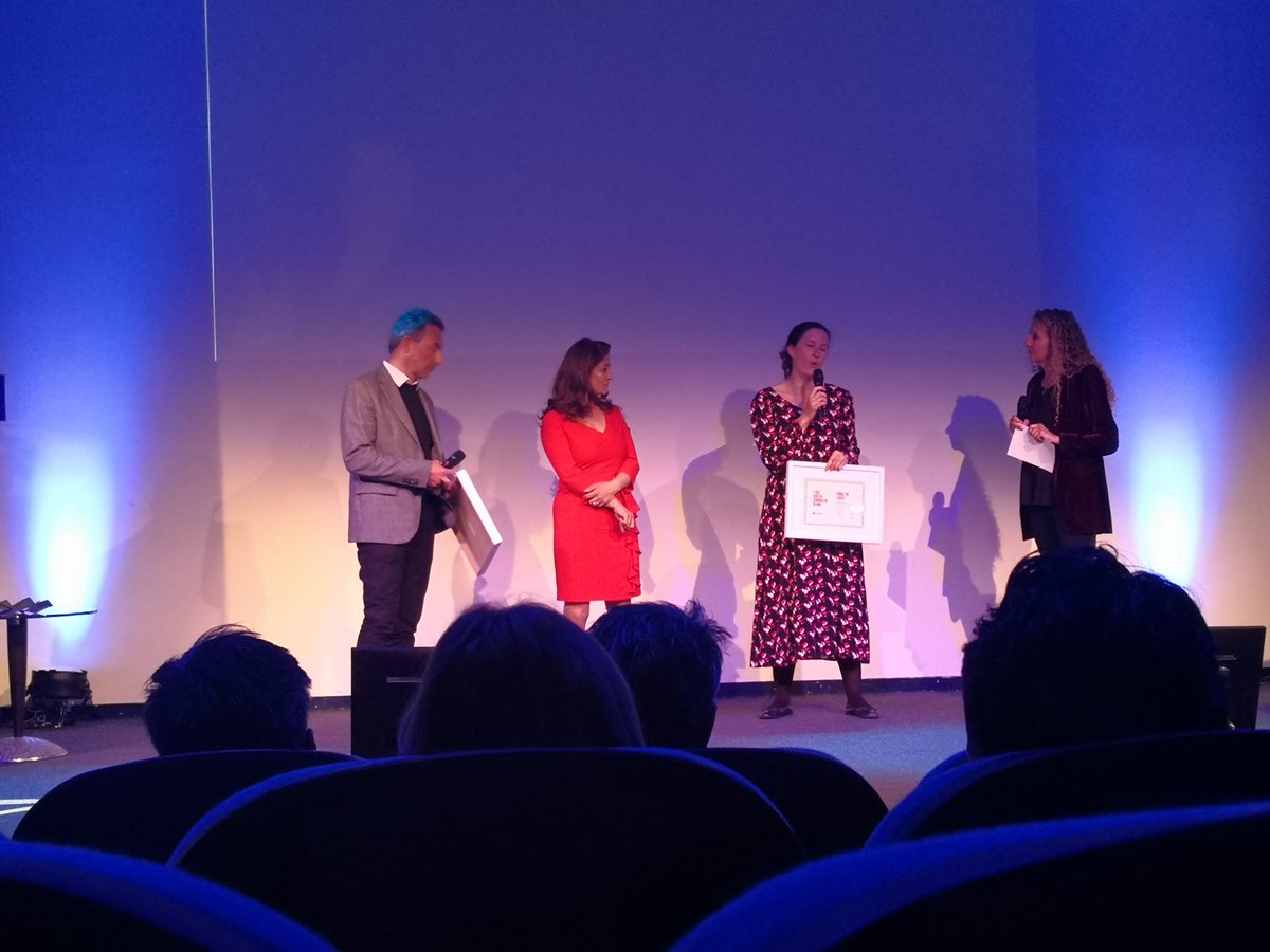 hue_corentin's tweet photo. #LinkedOut de @R_Entourage remporte le 1er prix Engagement du Grand prix de la #ComSolidaire avec l'agence @TBWA_PARIS #14edgpcsf #GrandPrixComSolidaire @ComWBorders @comsolidarite https://t.co/yotpZfKwPi
