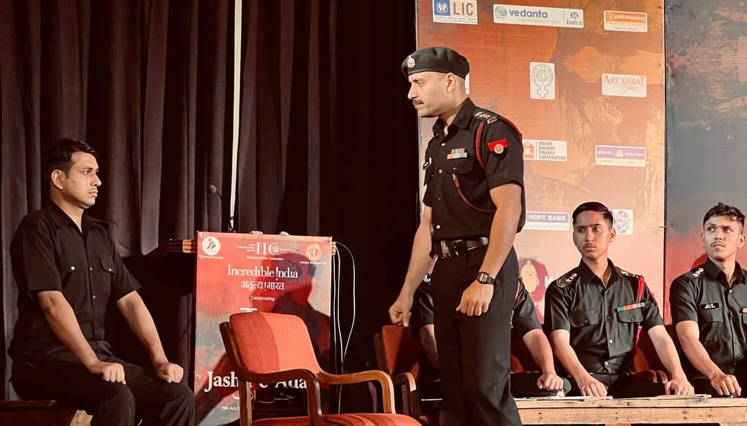 ArvindGaur's tweet photo. अस्मिता थियेटर ने @jashneadab साहित्योत्सव मे स्वदेश दीपक लिखित कोर्ट-मार्शल नाटक किया। आडिटोरियम की तमाम सीटें भरी थी। सौ से भी ज़्यादा दर्शकों को हाथ जोड़ कर वापस भेजना पड़ा। 
उत्साहवर्धन के लिए दिल्ली के रंग-प्रेमियों और @KunwarRanjeet3 का धन्यवाद। 
#WorldTheatreDay #Theatre https://t.co/2FRSrphHnE