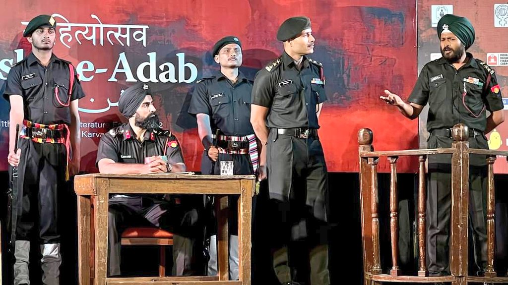 ArvindGaur's tweet photo. अस्मिता थियेटर ने @jashneadab साहित्योत्सव मे स्वदेश दीपक लिखित कोर्ट-मार्शल नाटक किया। आडिटोरियम की तमाम सीटें भरी थी। सौ से भी ज़्यादा दर्शकों को हाथ जोड़ कर वापस भेजना पड़ा। 
उत्साहवर्धन के लिए दिल्ली के रंग-प्रेमियों और @KunwarRanjeet3 का धन्यवाद। 
#WorldTheatreDay #Theatre https://t.co/2FRSrphHnE