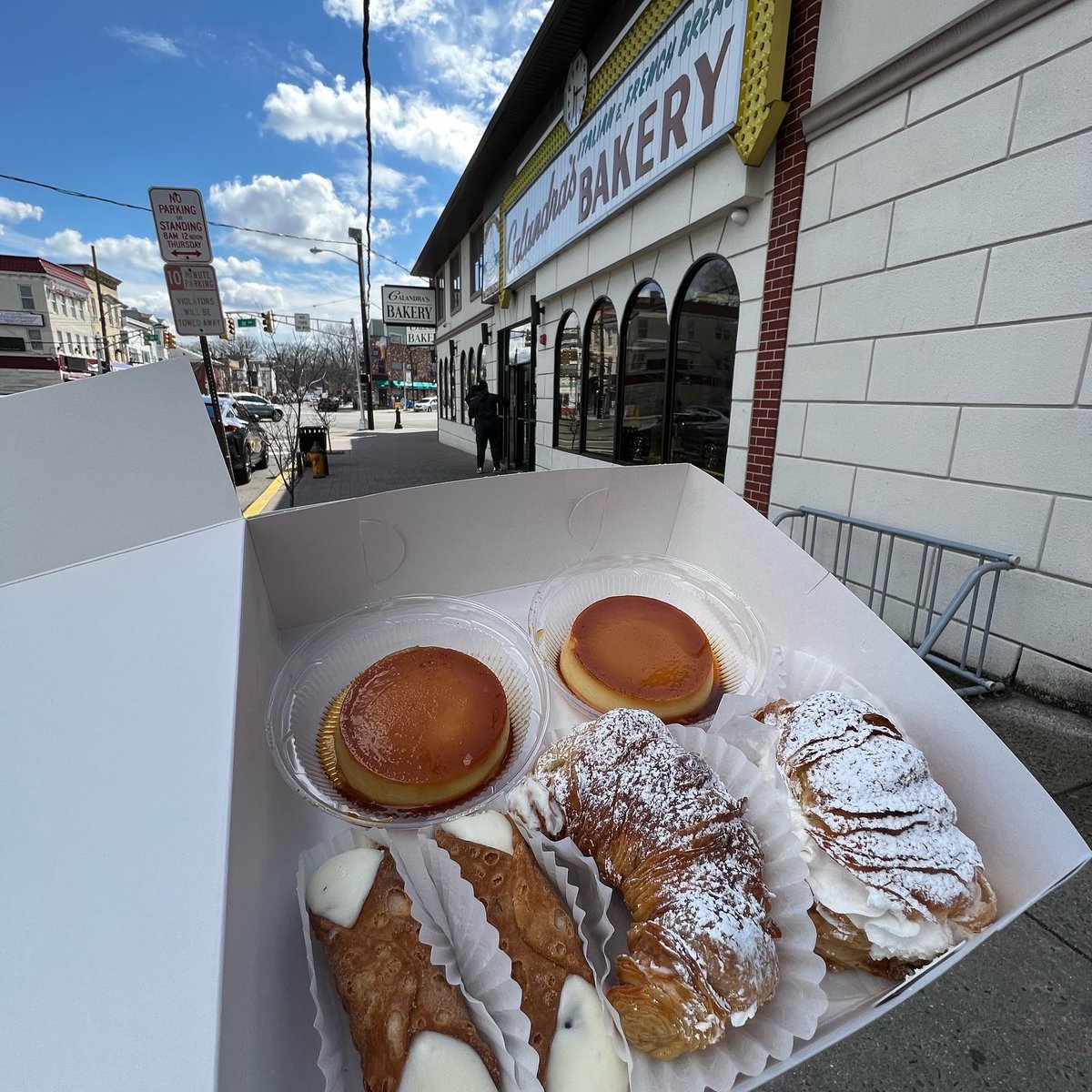 JLJupiter's tweet photo. Bloomfield BBQ & Calandras Bakery in Newark, NJ. #SuperValid
Watch https://t.co/aFlaecHOR7 https://t.co/Mt7zBRjn23