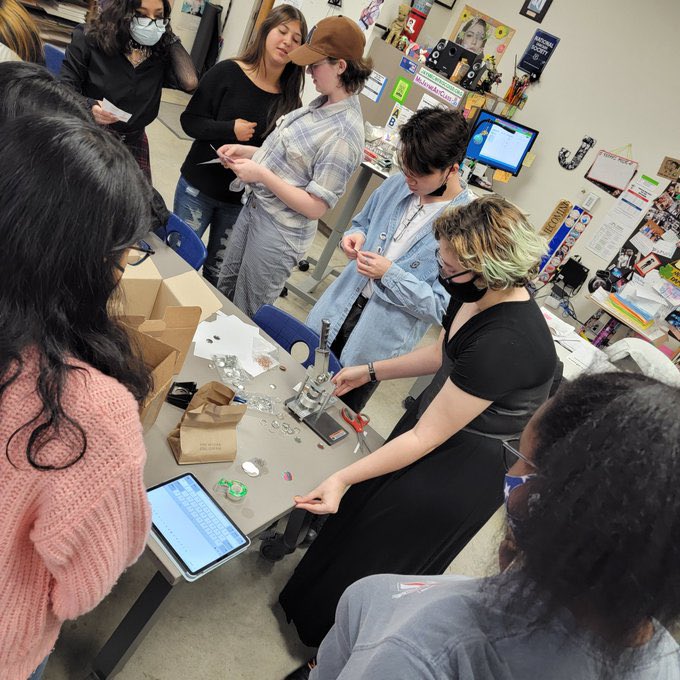 We loved making buttons on Monday’s meeting! Thank you to everyone who came and participated! 🎨