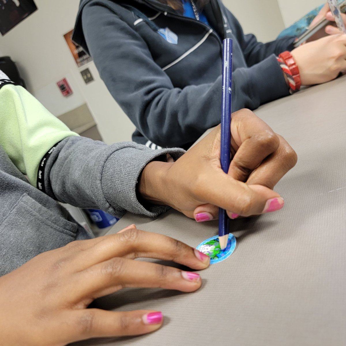 Cen10ArtClub's tweet photo. We loved making buttons on Monday’s meeting! Thank you to everyone who came and participated! 🎨 https://t.co/BsEXMwZiOH