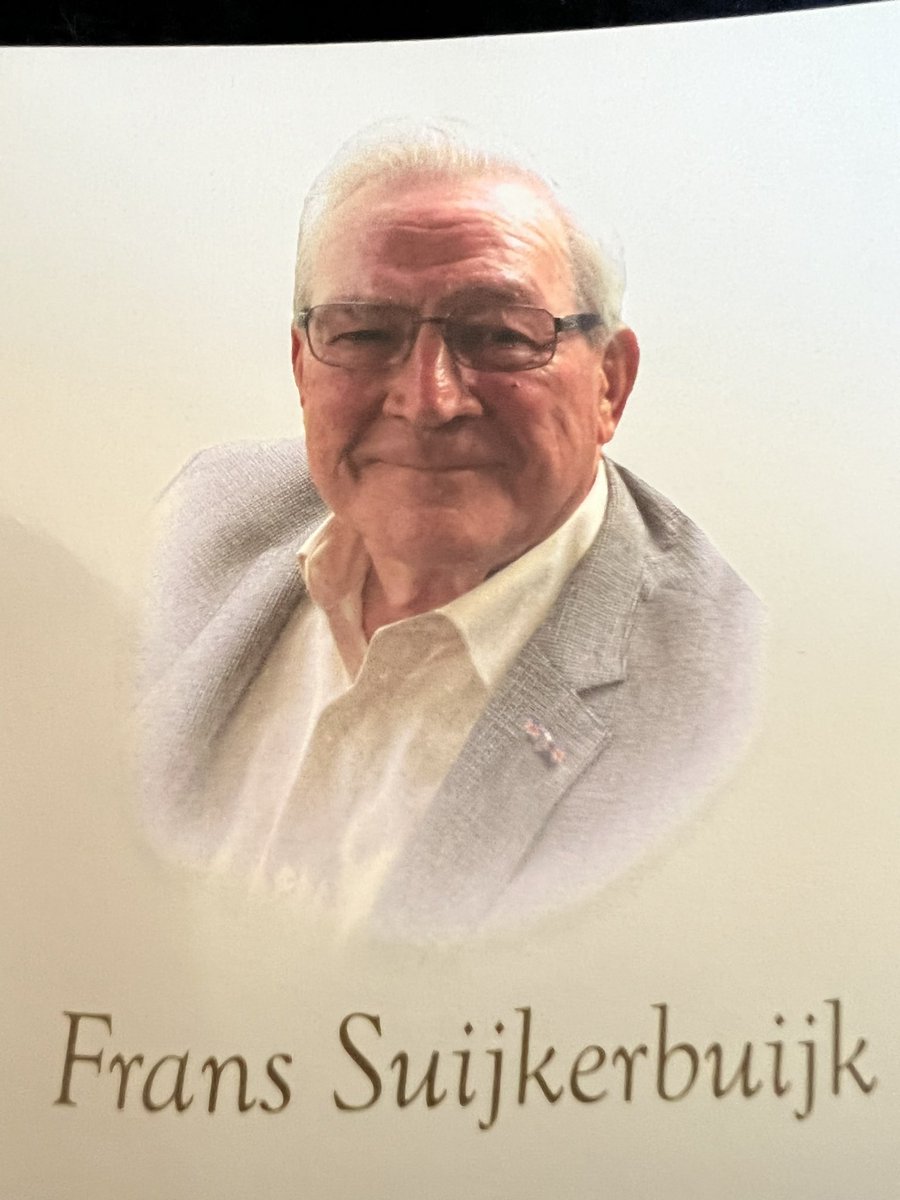Afgelopen zaterdag afscheid genomen van Frans Suijkerbuijk (97). Bijzondere man die veel voor de stad en voor de club heeft betekend. Op z’n oude dag was hij nog vaak in de Vliert te vinden. Mooi ook dat hij het FC virus heeft doorgegeven aan kinderen en (achter)kleinkinderen.