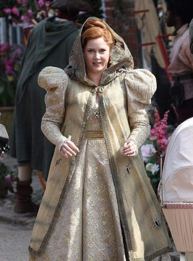 ScreenFandome's tweet photo. Tenemos las primeras imágenes de #AmyAddams & #PatrickDempsey en el set de la película #Desencantada la secuela directa de #Encantada, la cuál se estrenará próximamente en #DisneyPlus. https://t.co/rrK9pNb9KT
