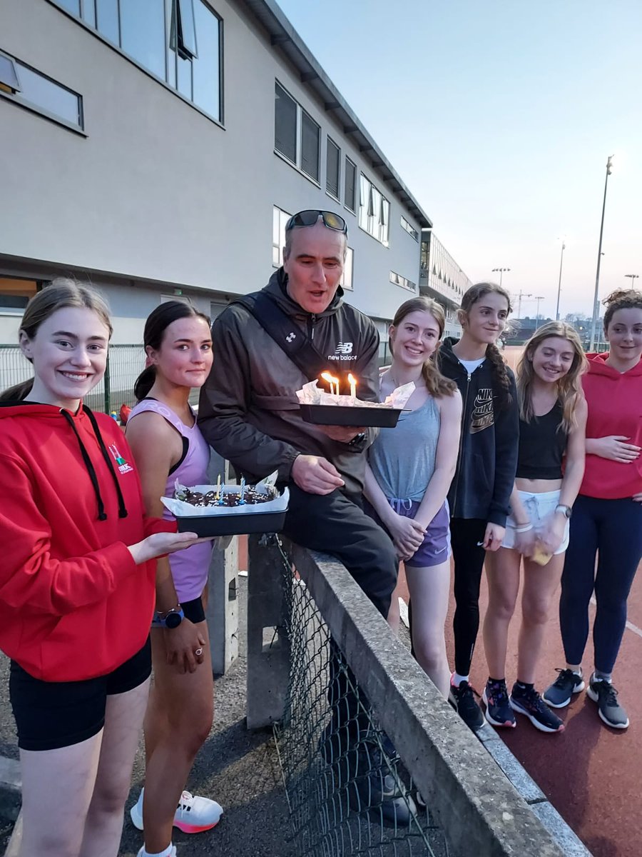 LeevaleAC's tweet photo. Happy Birthday to Ken being spoilt by the girls in his group. https://t.co/YbD6CBOWNc