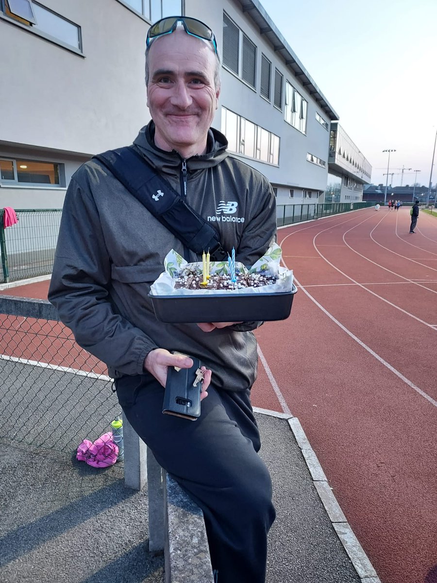 LeevaleAC's tweet photo. Happy Birthday to Ken being spoilt by the girls in his group. https://t.co/YbD6CBOWNc