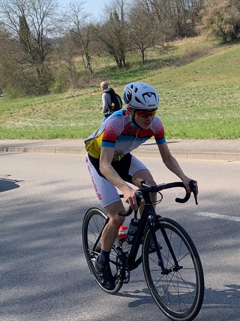 WheelDevils's tweet photo. Auftakt der Bundesligarennen der U19 am 27.3.2022 in Bruchsal. Ein gutes Ergebnis für Felix mit Platz 41, aber auch zu sehen, alle Fahrer haben noch viel Luft nach oben.
# Briko
@zweiradstadler
@wheeldivas
@MarzahnerB 
@lsbberlin
@VerbandBrv https://t.co/g144yav25Z