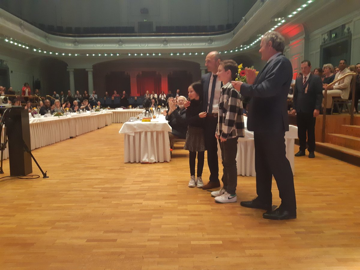 De man die er altijd voor zorgt dat iedereen fijn samenwerkt en op inhoud successen boekt: <a href="/VahitKoroglu/">Vahit Koroglu</a>. "Een echte verbinder", aldus de burgemeester. Zo is het maar net! Een belangrijke drager van de huidige coalitie en een fijne bestuurscultuur. Ga je missen, Vahit! #raad071