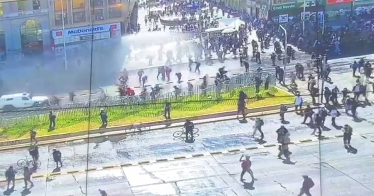 lacuarta's tweet photo. Robo en farmacia y agresión: confirman 10 detenidos por incidentes en la Alameda https://t.co/oHw9Z8ID5X https://t.co/eum4udjrJB