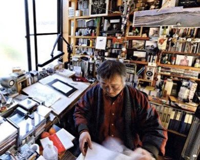 Wismichu's tweet photo. Necesito saber por qué Katsuhiro Ōtomo, creador de Akira, tiene el disco “Papito” de Miguel Bosé en su estudio. https://t.co/yu4G76RKDf