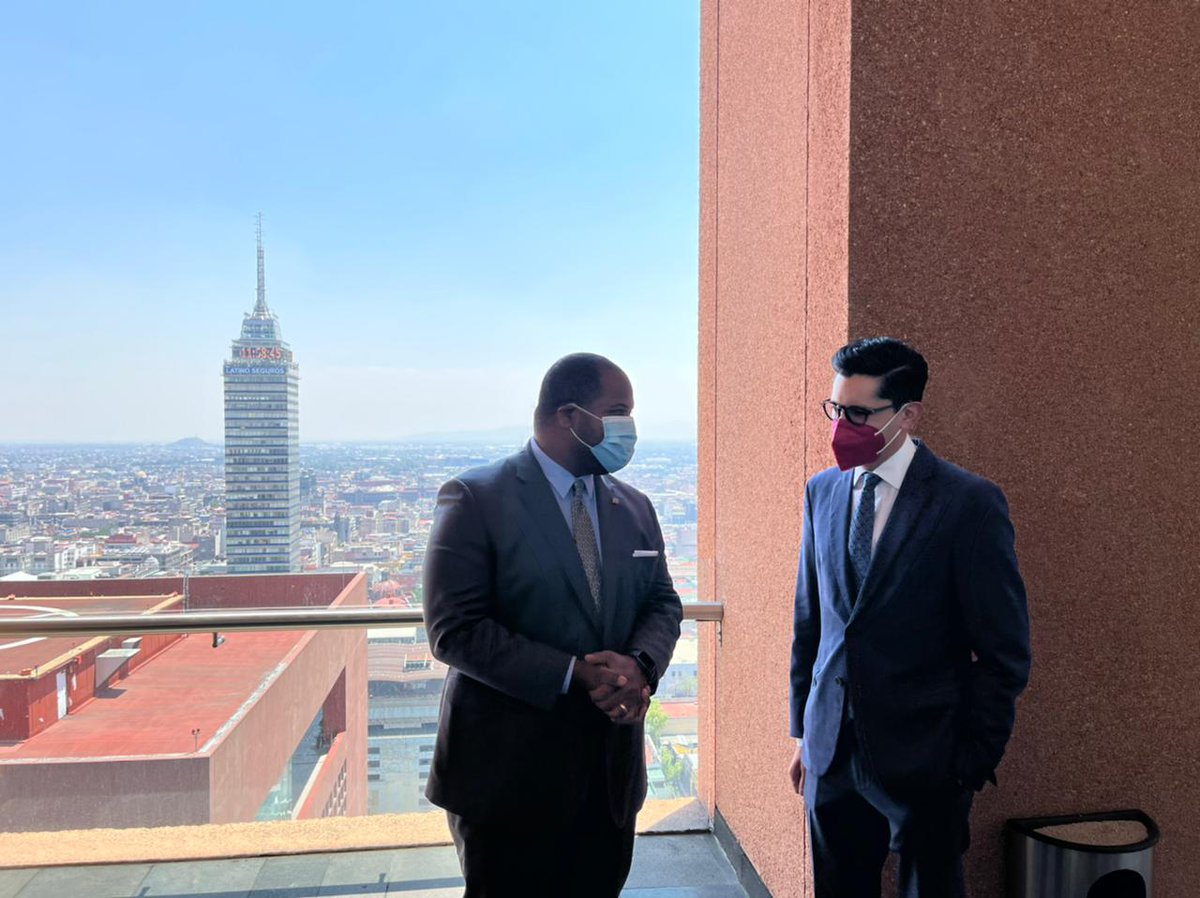 r_velascoa's tweet photo. En representación del secretario @m_ebrard, di la bienvenida a 🇲🇽 a Eric Johnson, @DallasMayor. Hablamos sobre la reactivación del turismo entre Dallas y nuestro país y las oportunidades de relocalización de cadenas de suministro en el marco del Diálogo Económico de Alto Nivel. https://t.co/wsd1yhiQHl