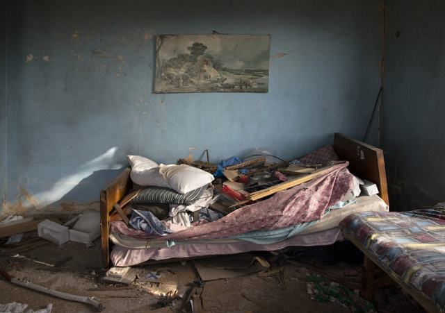 artlimitednet's tweet photo. Mathieu Pernot, La ruine de sa demeure #Photographie #prixHCB @FondationHCB https://t.co/UIxDbz8BS7 https://t.co/0bZGl336pK