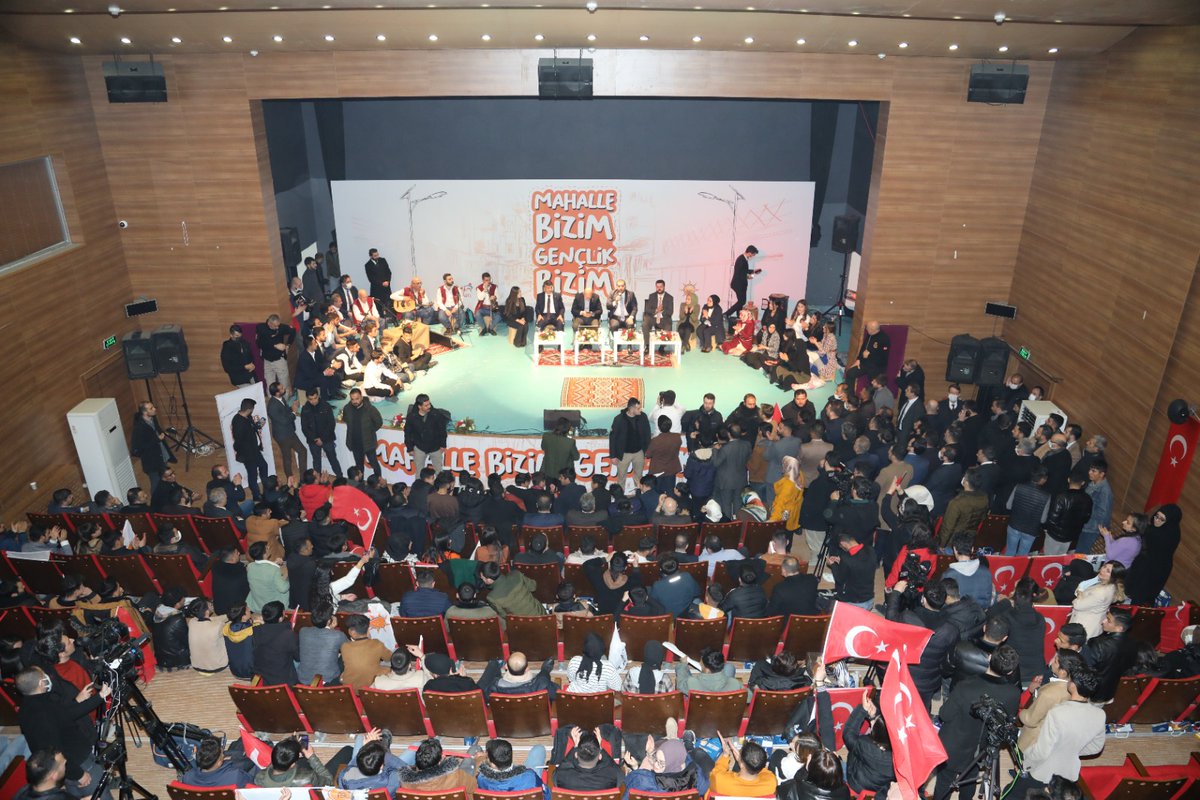 vanliym's tweet photo. Biz, yıkmanın değil yapmanın peşindeyiz. Bir zamanlar terör olayları ile gündeme gelen mahallede il başkanımız sayın @K_Turkmenoglu_V organize ettiği programa İçişleri bakanımızda katılmış gençlerle hasbihal edip beraber şarkı söylemişlerdir. 
💡💡💡Nereden nereye 💡💡💡 https://t.co/iWxeDbQNt5