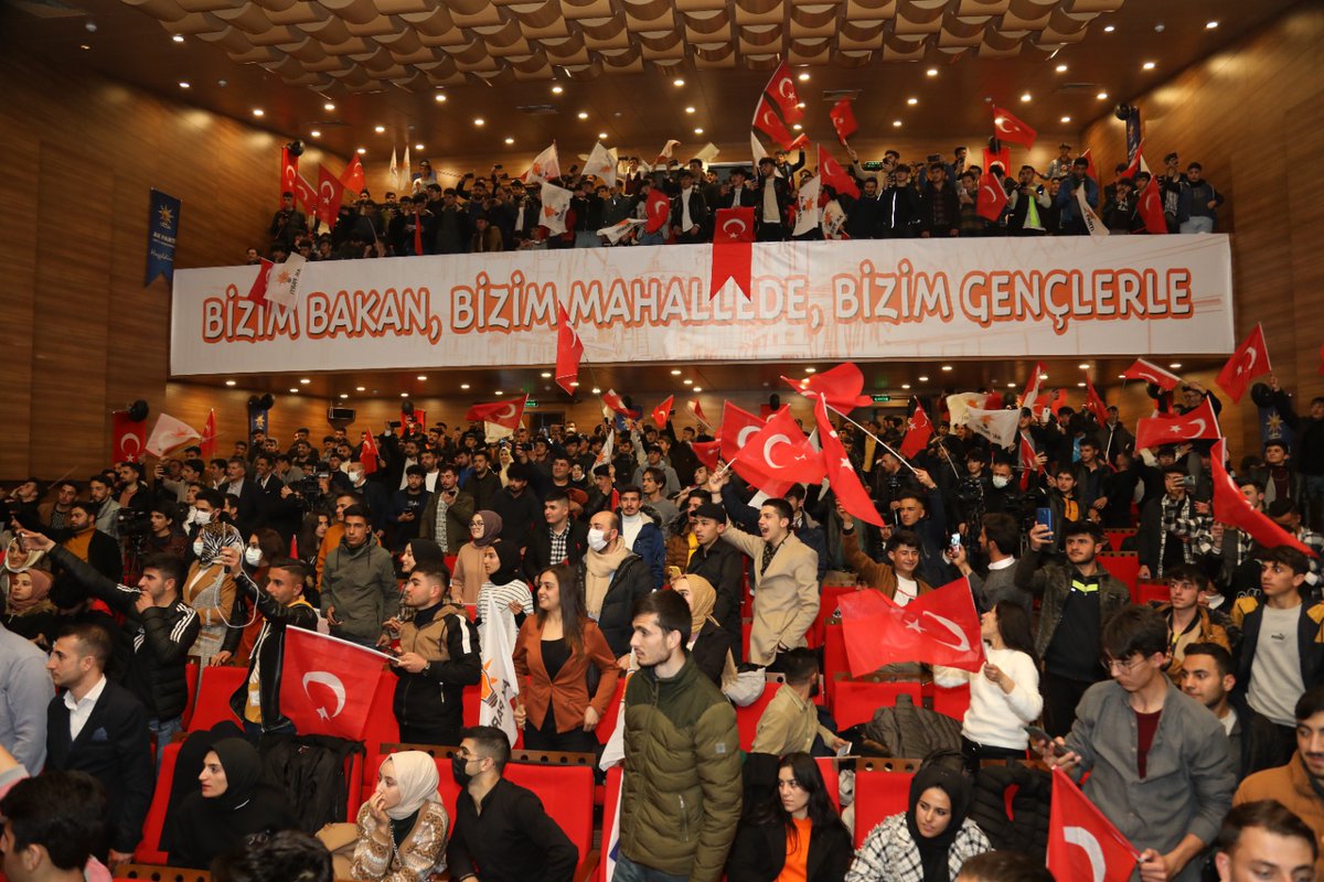 Biz, yıkmanın değil yapmanın peşindeyiz. Bir zamanlar terör olayları ile gündeme gelen mahallede il başkanımız sayın <a href="/K_Turkmenoglu_V/">KAYHAN TÜRKMENOĞLU</a> organize ettiği programa İçişleri bakanımızda katılmış gençlerle hasbihal edip beraber şarkı söylemişlerdir. 
💡💡💡Nereden nereye 💡💡💡