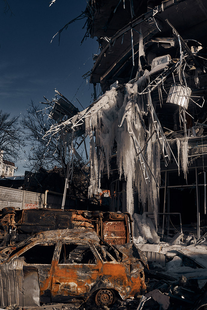 mattia_n's tweet photo. “Tell us why they burned our city." Kharkiv under fire - two wedding photographers Konstantin and Vlada Liberova originally from Odessa document the destruction in Kharkiv. Impressive photo report accompanied by Serhiy Zhadan’s poems 👇
https://t.co/7lESeBo2xu https://t.co/Y4bexZuWEk