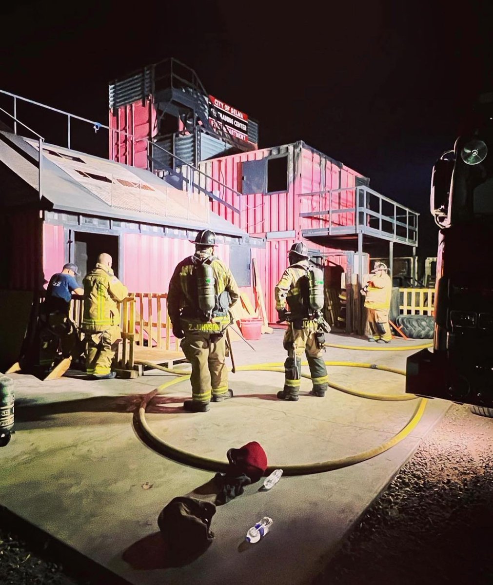 CAL_FIRE's tweet photo. Because CAL FIRE rescue efforts happen 24/7, night drill training is essential for firefighters! Last weekend, @FresnoCoFire joined @selmacityfire to conduct nighttime drills &amp; firefighter rescues, while practicing how to work in the realistic challenges faced in a dark setting. https://t.co/oeT6RfUbjr